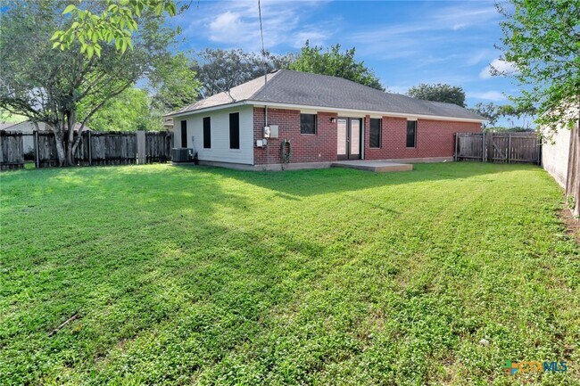 Building Photo - 515 Versailles St