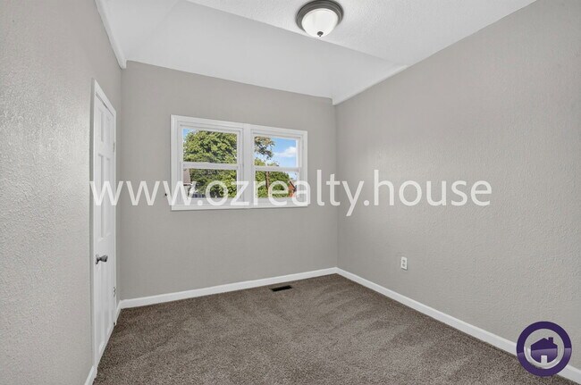 Building Photo - 640 Nesslewood Ave