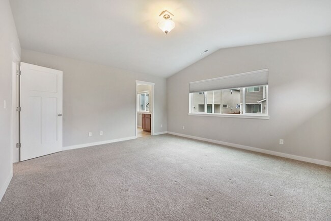 Building Photo - Community beach access! 4 bedrooms 2.5 baths.