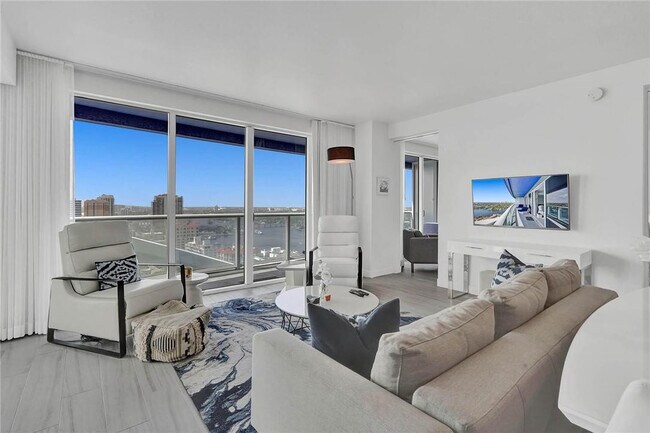 Building Photo - 3101 Bayshore Dr