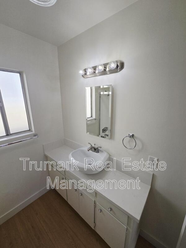 Building Photo - 345 E Tujunga Ave