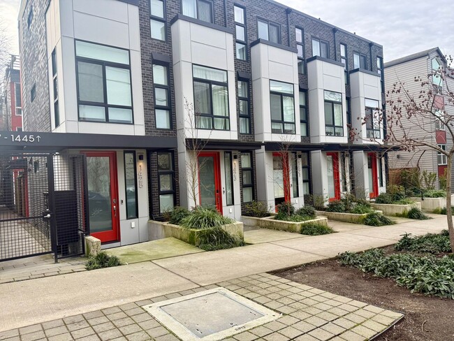 Building Photo - Capitol Hill Townhome