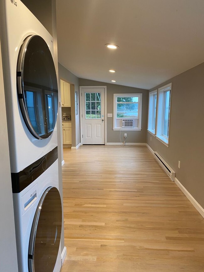 Building Photo - Waterfront Cottage in Oakland Beach