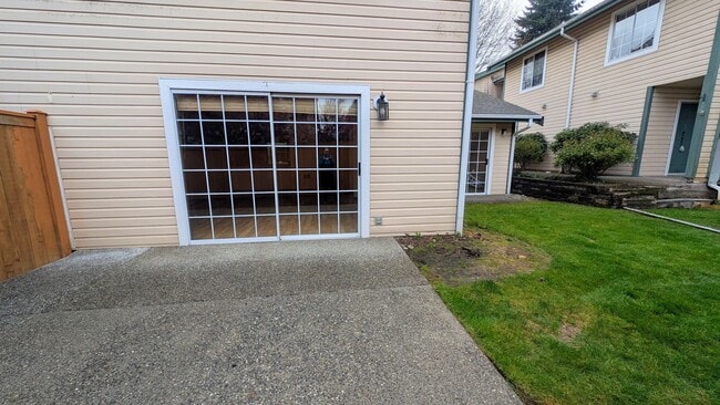 Building Photo - Spacious 3 Bedroom Townhome in Small Complex