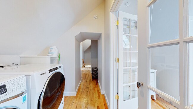 Building Photo - 6 Bedroom Apartment in Science Hill, close to downtown! (Laundry In Unit)