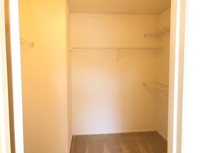 Building Photo - CHARMING 3 BR/2.5 BATH  " TWELVE PICKET LA...