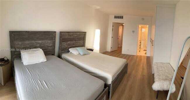 Building Photo - 5401 Collins Ave