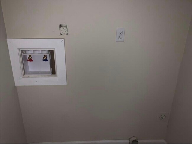 Building Photo - 324 Delaware St