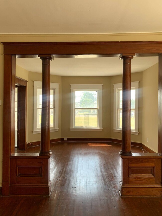 Building Photo - 857 Oakwood Ave