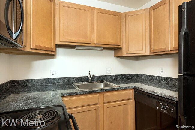 Building Photo - 2425 Torquay Ave