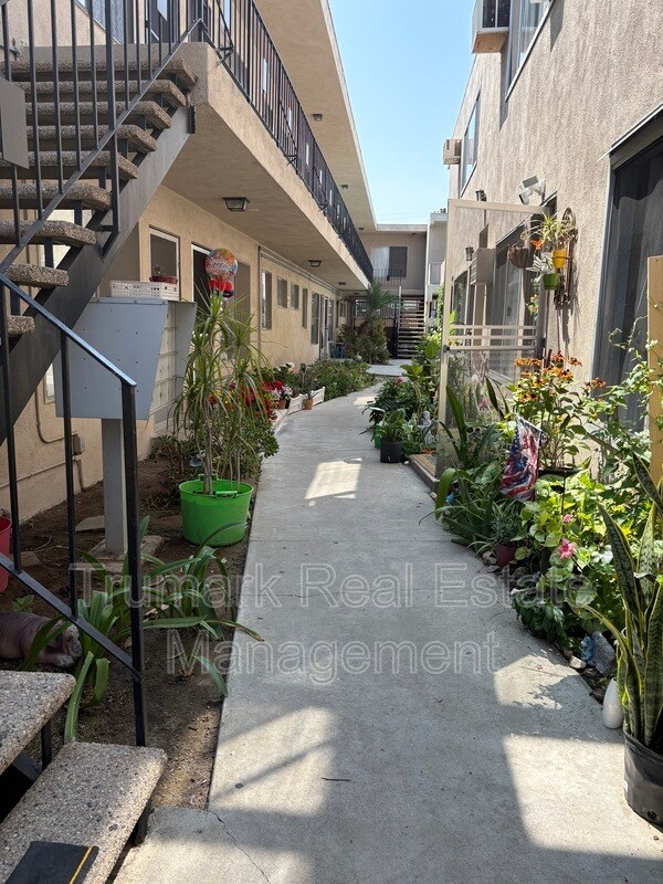 Building Photo - 1204 E Lexington Dr