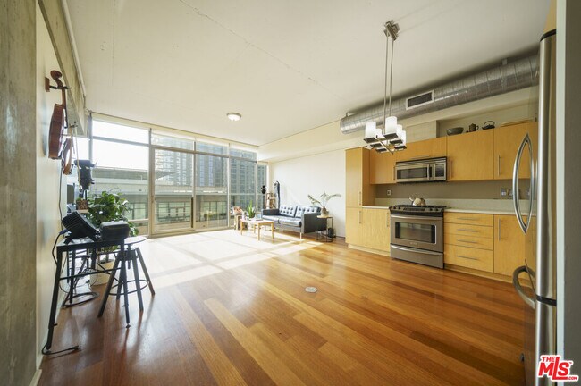 Building Photo - 1100 S Hope St