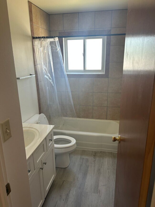 Building Photo - 2 Bedroom Upper with Heat and Water included