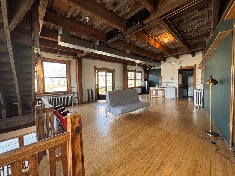 Building Photo - 915 W 16th St