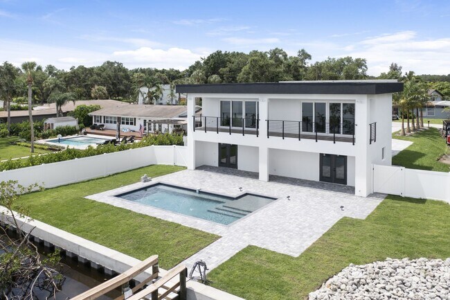 Building Photo - 5/3 Luxury Custom Home plus Boat dock, Pool and Stunning Views!!