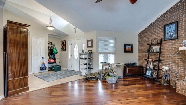 Building Photo - 601 Ironwood Dr