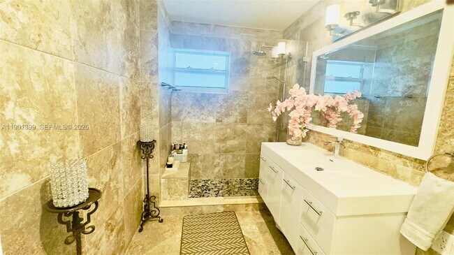 Building Photo - 329 SE 3rd St