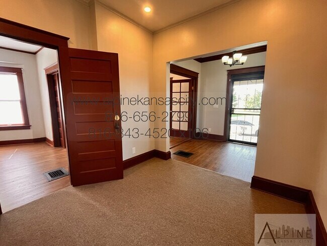 Building Photo - Cute HOUSE in Gillham Plaza, Gated Off Street Parking!