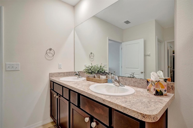 Building Photo - 16341 Little Garden Dr