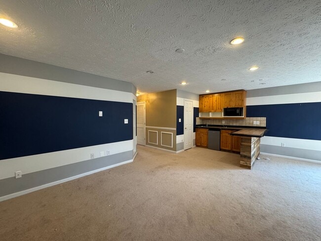 Building Photo - Beautiful And Spacious 3 Bed 3 Bath End Un...