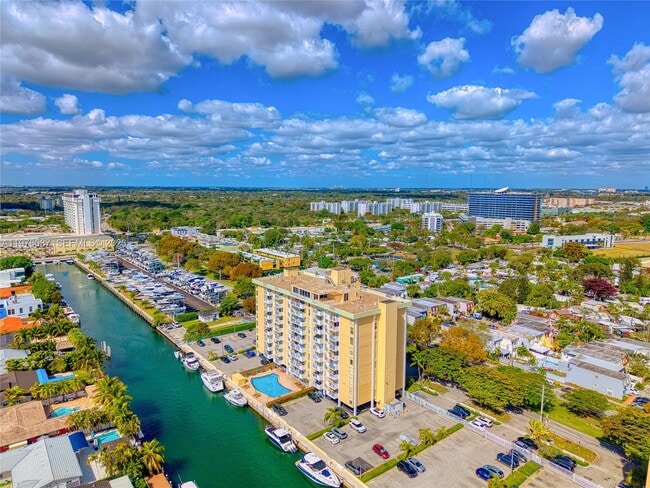 Building Photo - 2000 NE 135th St