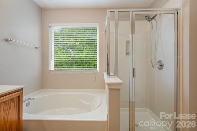 Building Photo - 6442 Ridgeview Commons Dr