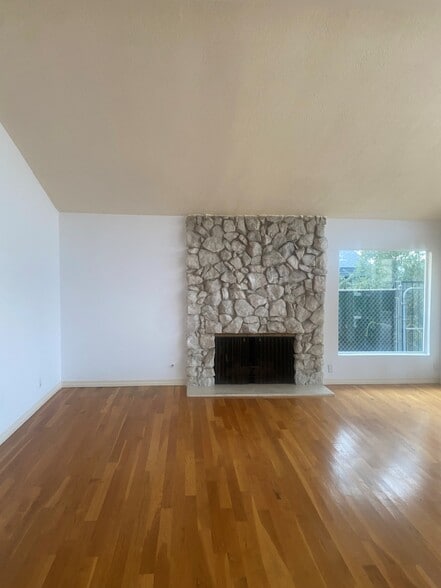 Living Room Fireplace - 11318 Dona Lisa Dr