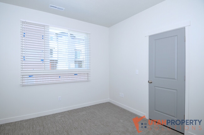 Building Photo - 1006 W 430 S