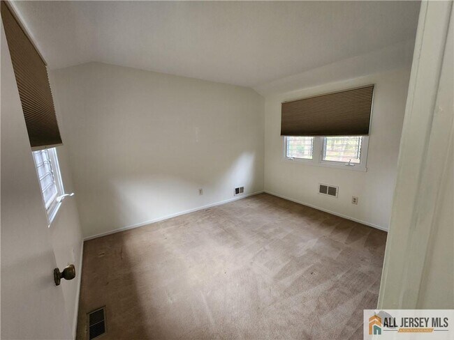 Building Photo - 254 Sayre Dr