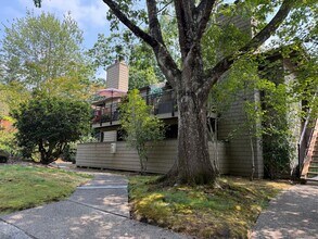 Building Photo - 11 Crestfield Ct