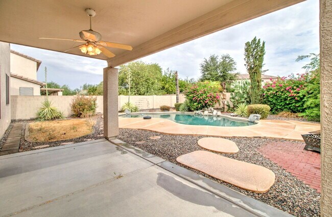 Building Photo - 2026 E County Down Dr