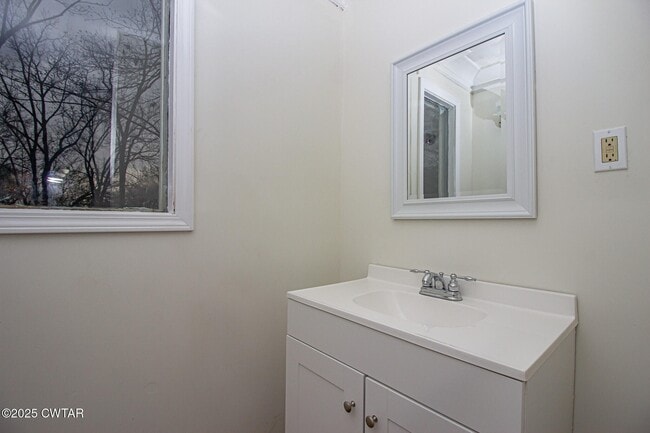 Building Photo - 211 Beth Dr