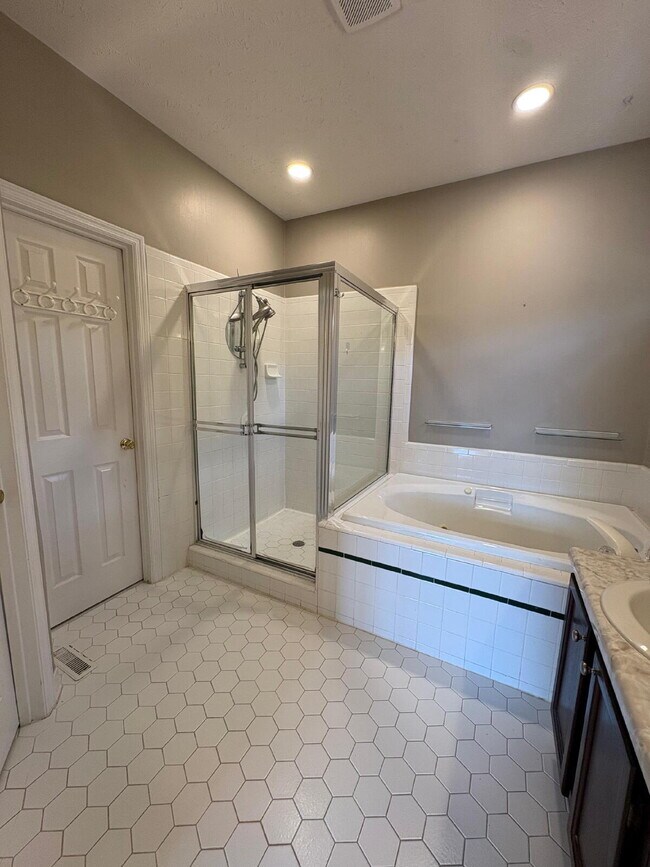 Building Photo - Beautiful executive home, in desirable neighborhood close to schools and Fort Bragg