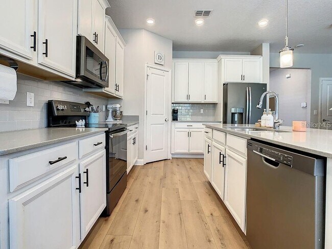 Building Photo - 10264 Love Story St