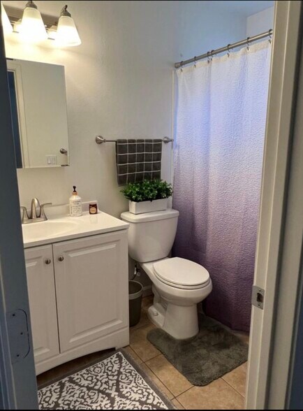 Primary bathroom - 4475 Dale Ave