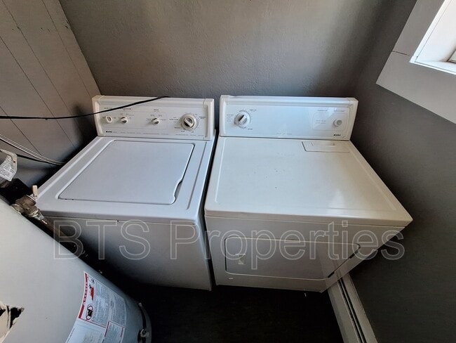 Building Photo - 114 S Cedar St