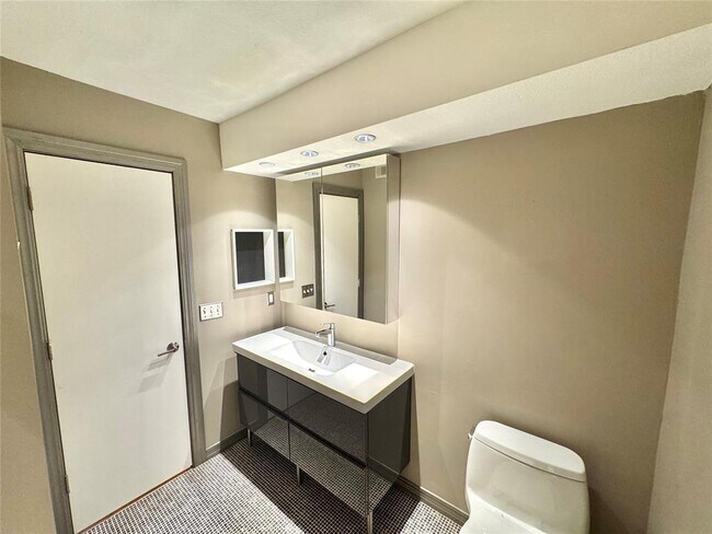 Building Photo - 4400 Hemingway Dr