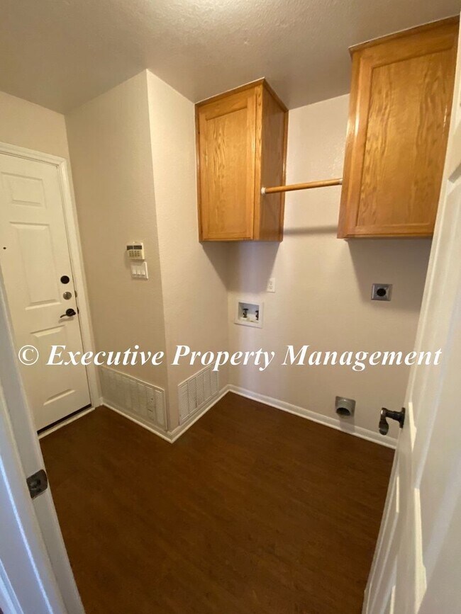 Building Photo - 917 Whirlaway Dr