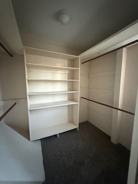 Building Photo - 706 E Avenue, Middle Unit