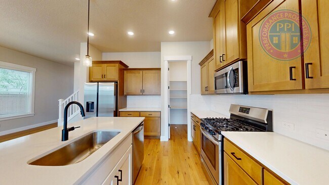 Building Photo - REED'S CROSSING!  Luxury Home, Stylish Amenities, Central Air-Conditioning, Close To Nike & Intel