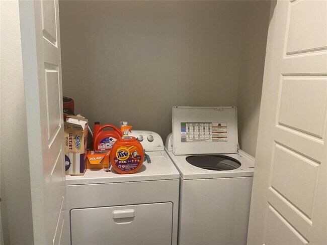 Building Photo - 1615 E 7th St