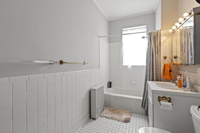 Building Photo - 2 bedroom in Chicago IL 60657
