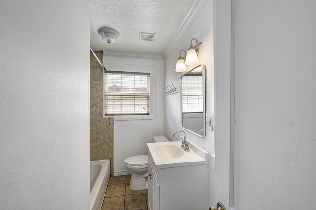 Building Photo - 1823 Angeline St