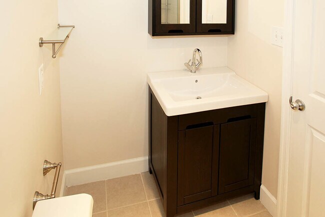 Building Photo - Large 2br/2ba - All utilities included in rent