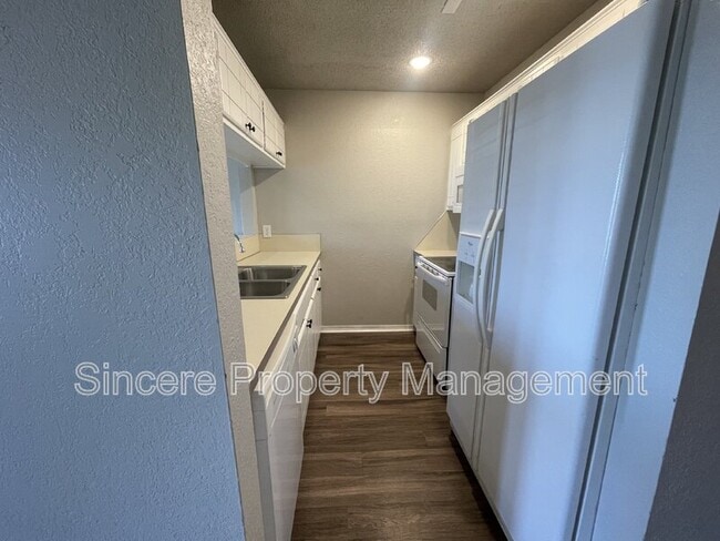 Building Photo - 2121 Lonnie Ln