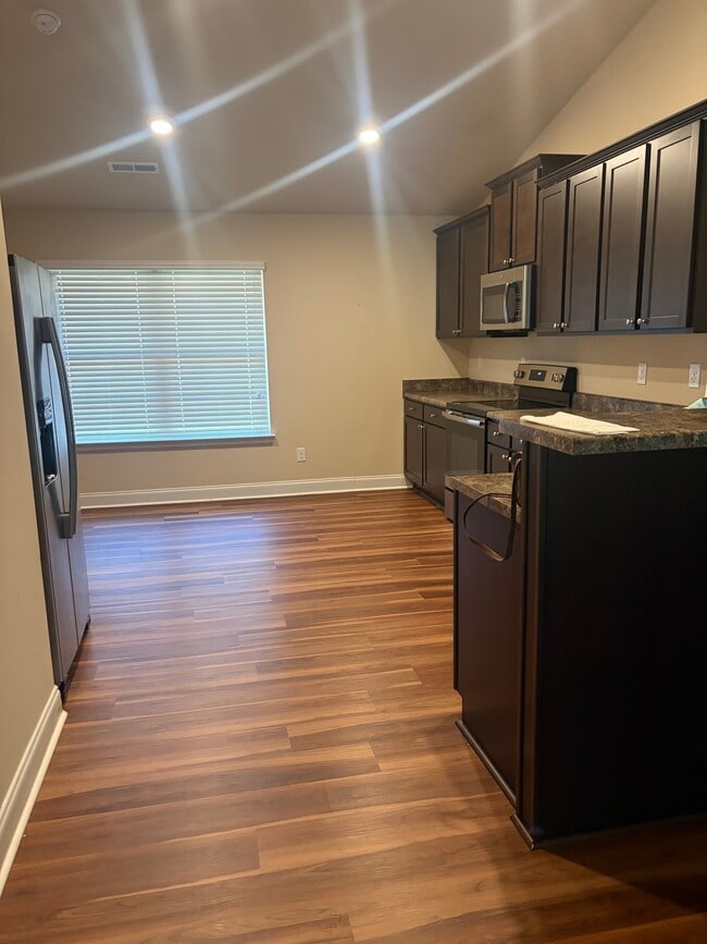 Building Photo - 102 Black Creek Way