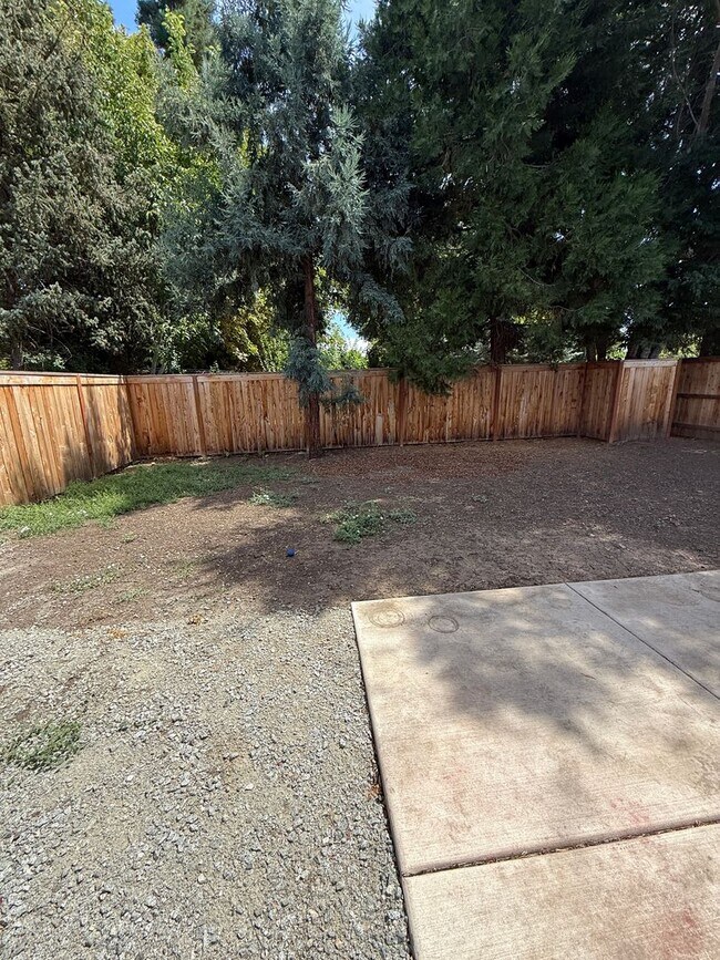Building Photo - Beautiful 3 Bedroom 2 Bathroom Home Available Now