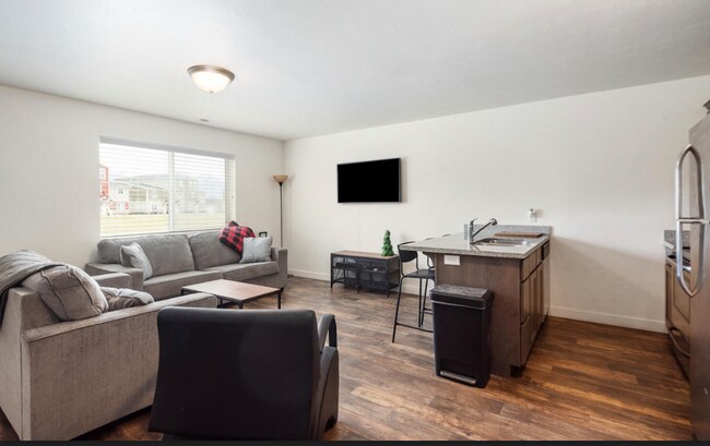 Building Photo - 194 E 700 N