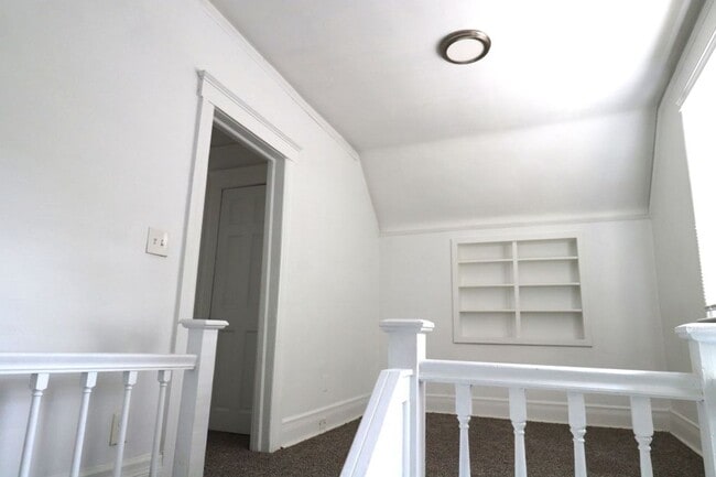 Building Photo - $1,300 - Newly 3 Bedroom 2 Bath