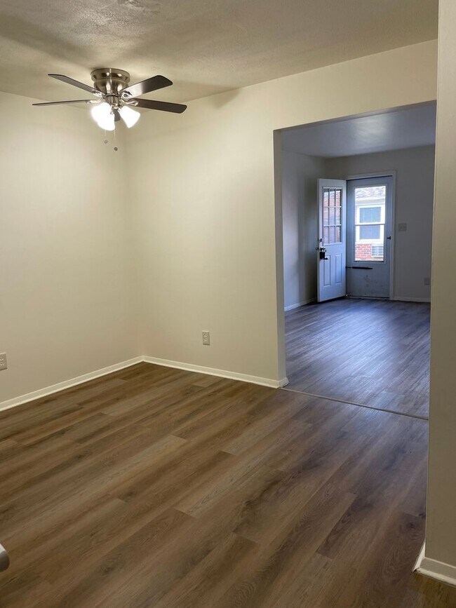 Building Photo - One story 2 bedroom with washer/dryer hook up